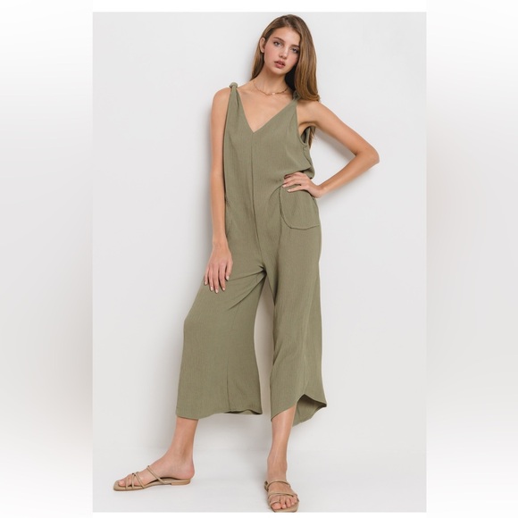 42 Fabulous Solid Sleeveless V-neck Jumpsuit - Picture 2 of 5